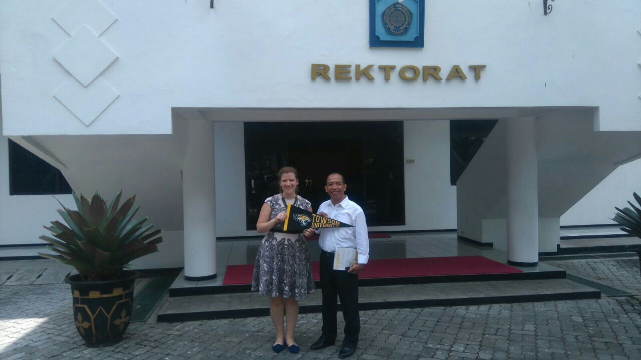 Asister Rektor Bidang Kerjasama, Soeparto, berfoto dengan Anna Wise dari Towson University UNIVERSITAS