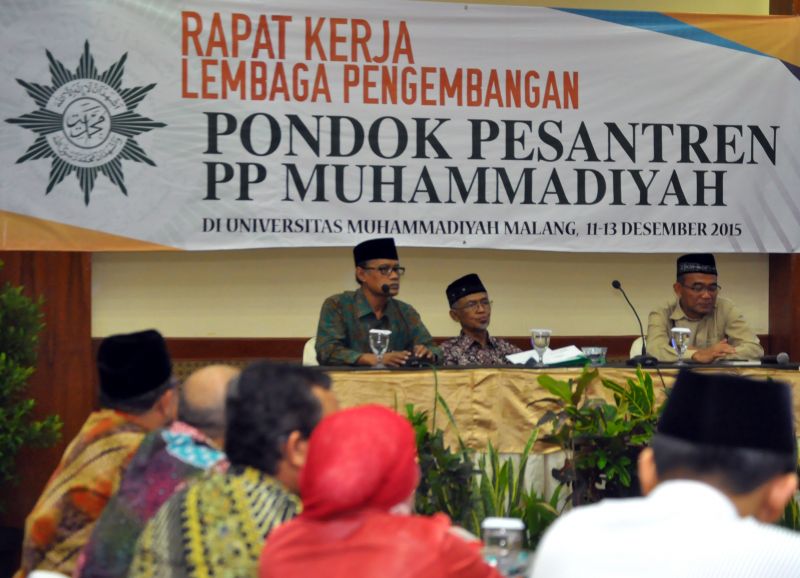 Dr Haedar Nashir (kiri) saat membuka Raker, Jumat (11/12) RAPAT Kerja Lembaga Pengembangan Pondok