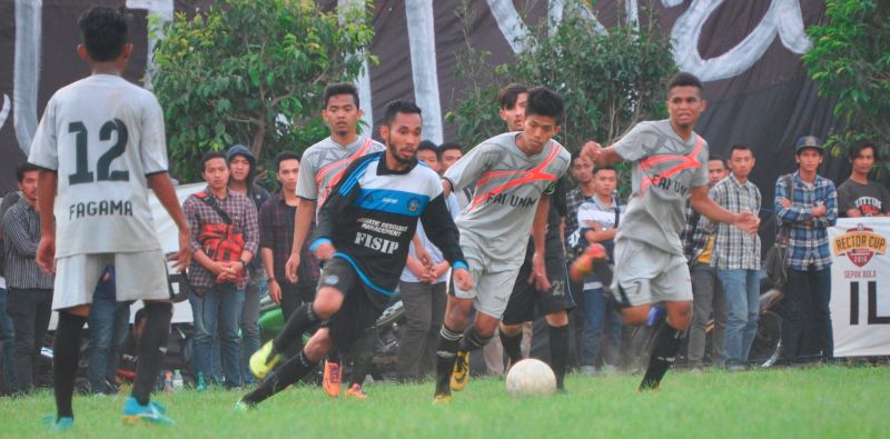 Duel seru partai final Rector Cup UMM 2016 cabang sepak bola antara FISIP vs FAI di Stadion UMM, Senin