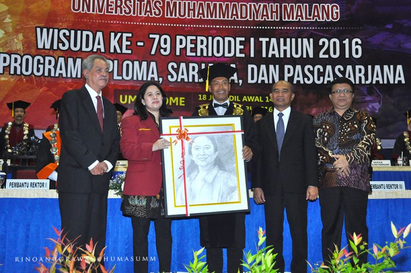 Puan menerima penghargaan sebagai Keluarga Kehormatan UMM dan sebuah lukisan. UNIVERSITAS Muhammadiyah