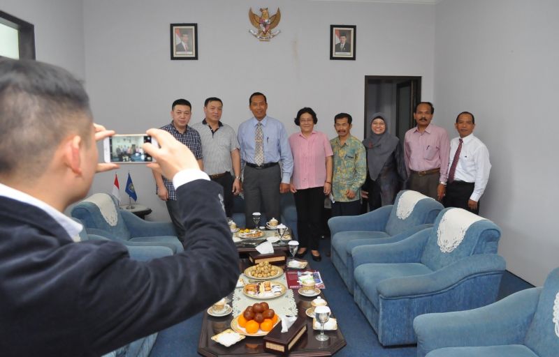 Rombongan dari Open University Tiongkok berfoto bersama Rektor UMM Fauzan beserta jajarannya. foto :