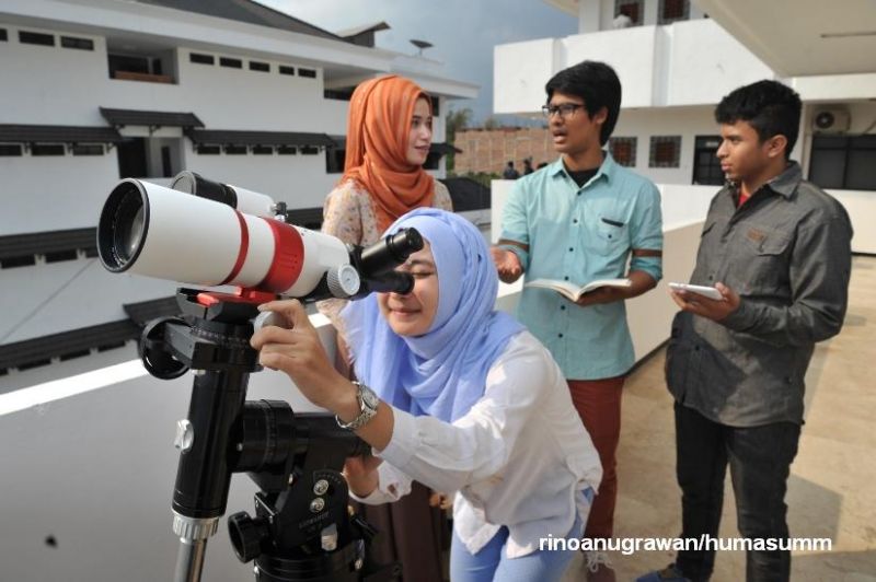 Mahasiswa UMM saat menggunakan astrofotografi. MENYAMBUT gerhana matahari total yang berlangsung pada