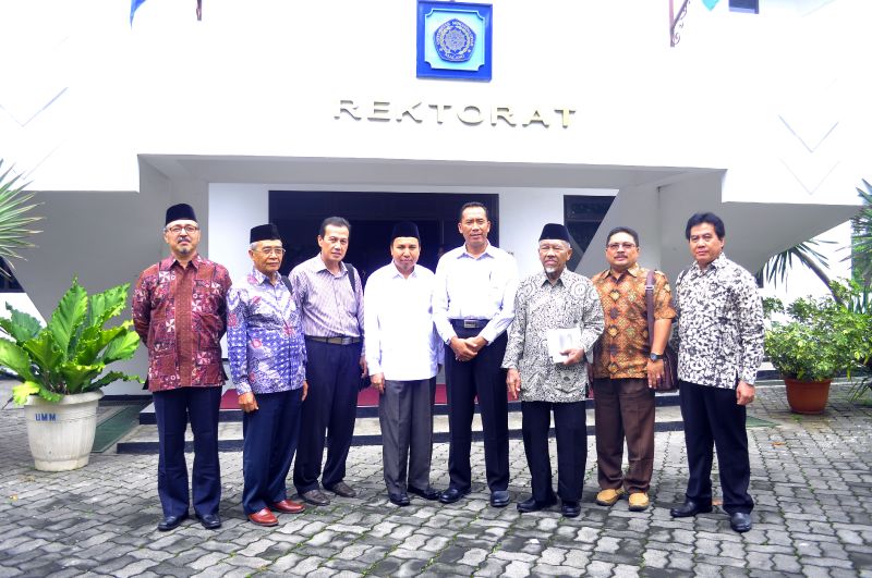 Rektor UMM Fauzan (tengah) berfoto bersama BPH UM Mataram di depan Rektorat UMM, Jumat (1/4). (Muhammad