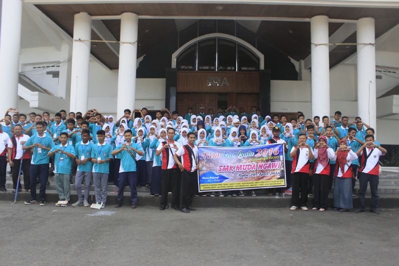 Rombongan SMK Muda saat berfoto di UMM Dome (Foto: Bagas Suryo Adi) SEJUMLAH 120 Murid dan 15 guru