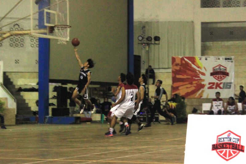 Pertandingan Final Rector Cup Basket Putra menutup Rector Cup 2016. Foto: Muhammad Zulfikar Akbar