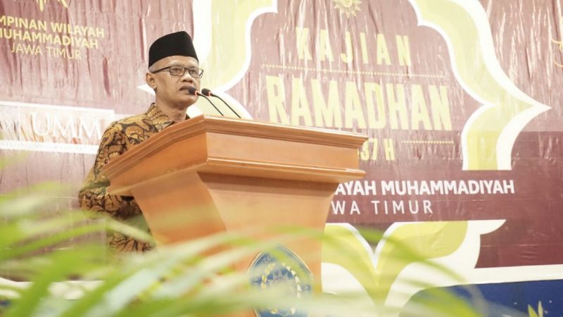 Ketua Umum PP Muhammadiyah, Dr Haedar Nashir MSi memberikan sambutannya dalam Kajian Ramadhan PWM Jatim. 