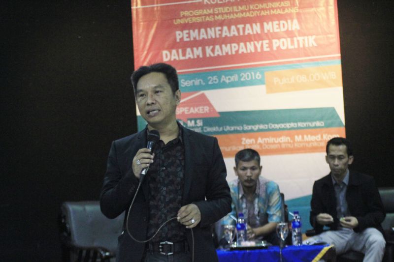 Isra Ramli saat menjadi pembicara dalam kuliah tamu "Pemanfaatan Media dalam Kampanye