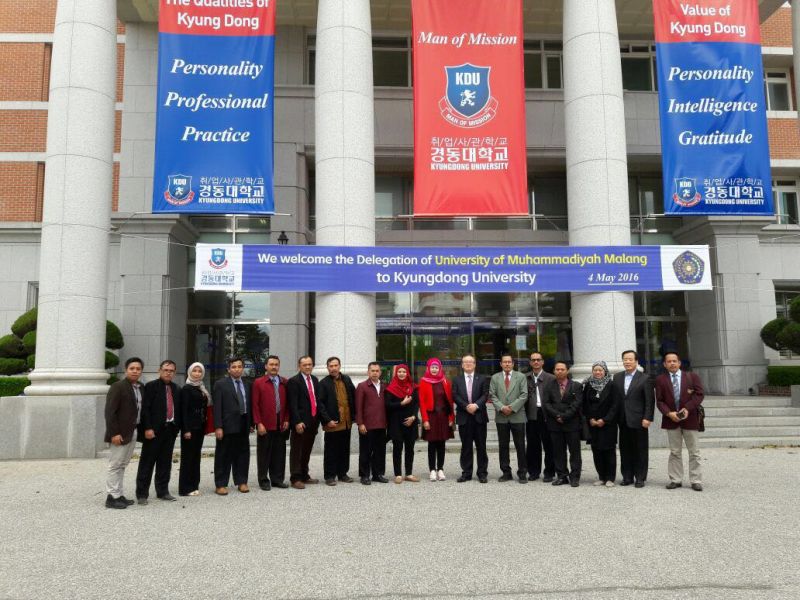 Rombongan dari UMM berfoto bersama di depan gedung Kyungdong University, Korea. رئيس جمهورية