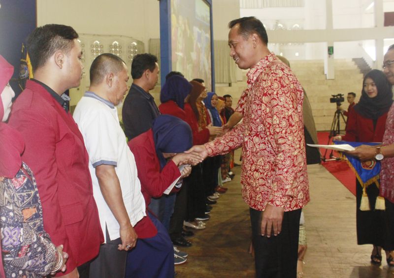 Rektor UMM, Fauzan, mengucapkan selamat kepada 10 calon mahasiswa peraih nilai tes terbaik, Minggu