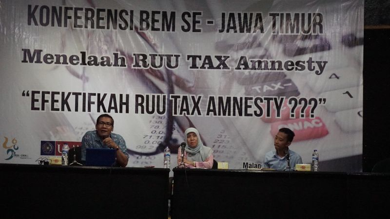 Dr Sidik Sunaryo SH MSi MHum saat memaparkan materi tentang Tax Amnesty. Foto: Muhammad Zulfikar Akbar