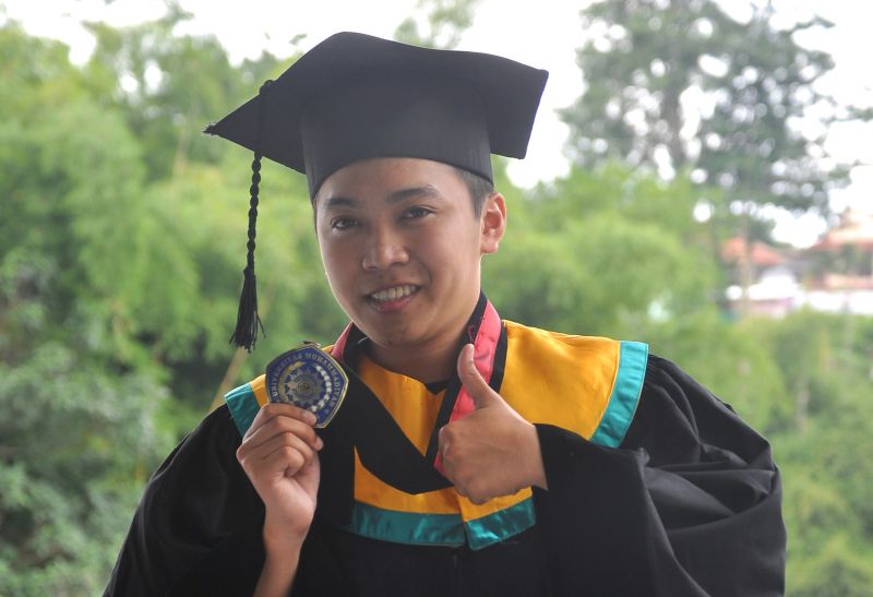 Ali Usman menjadi wisudawan terbaik Fakultas Teknik dalam Wisuda ke-79 Periode 1 2016. foto: Rino