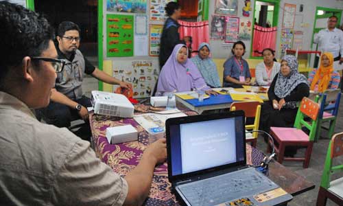 Tim Pusat Studi Kewilayahan, Kependudukan, dan Penanggulangan Bencana (Puska-PB) UMM saat melatih warga