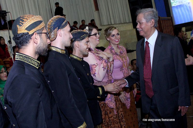 The foreign lecturer receptionists are welcoming the arrival of the Head of BPH UMM, Malik Fadjar There