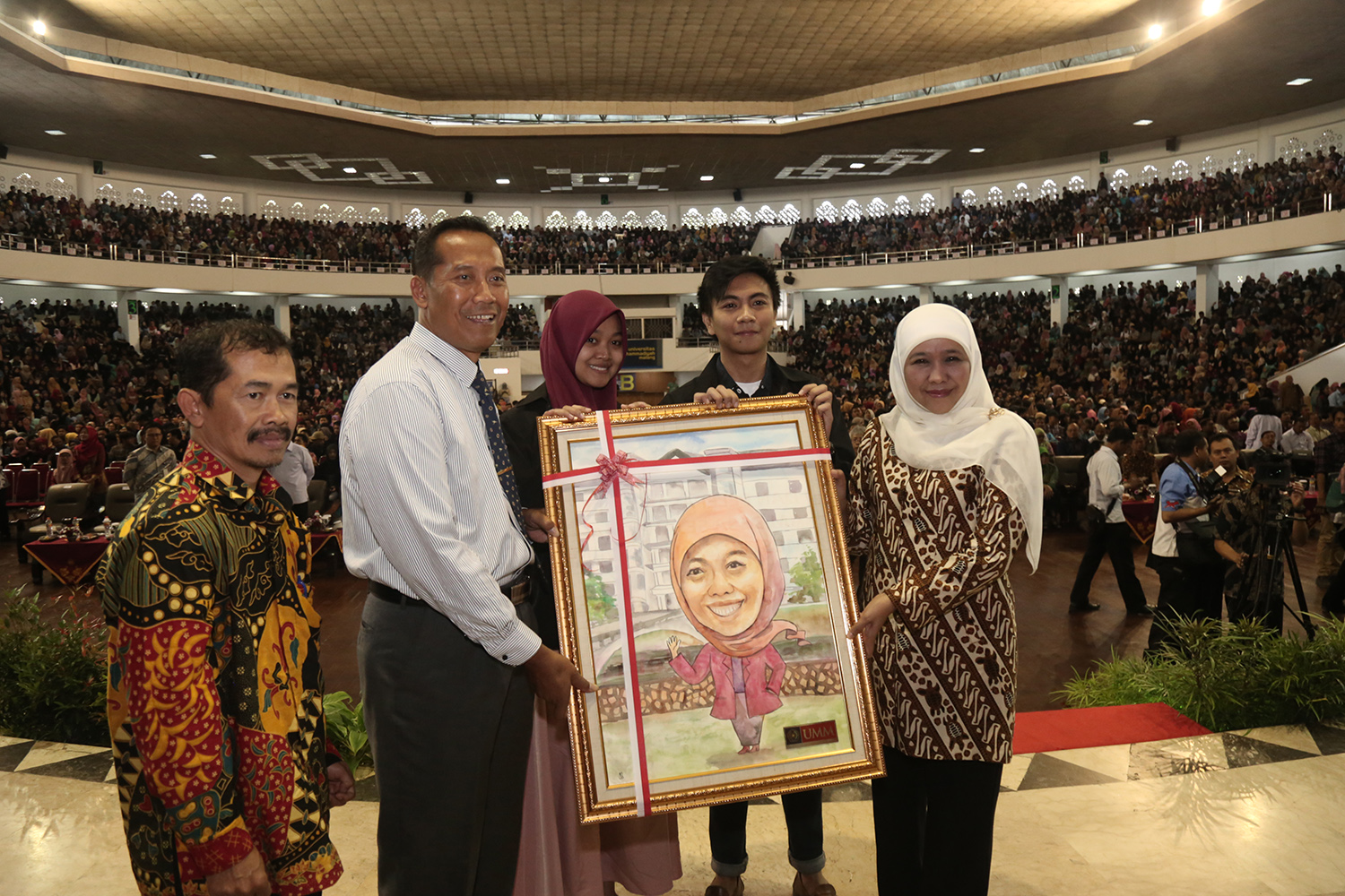 Rector of UMM, Fauzan hands over a souvenir to the Minister of Social Affairs, Khofifah Indar Parawangsa 