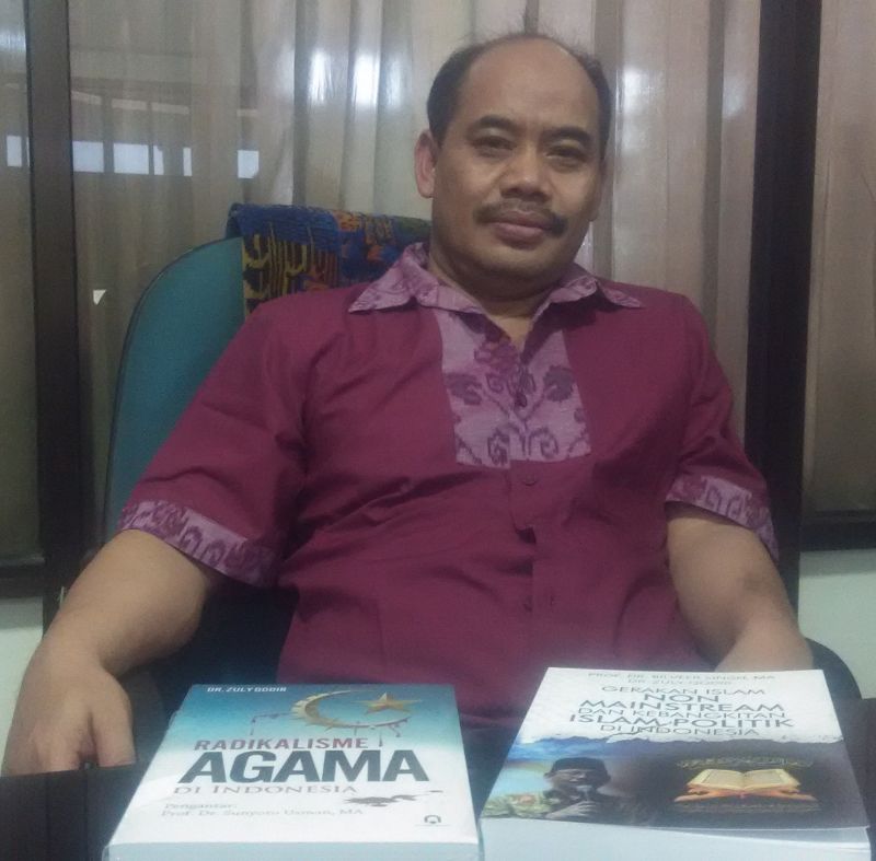 The writer of "Radikalisme Agama di Indonesia" and "Gerakan Islam Non-Mainstream di