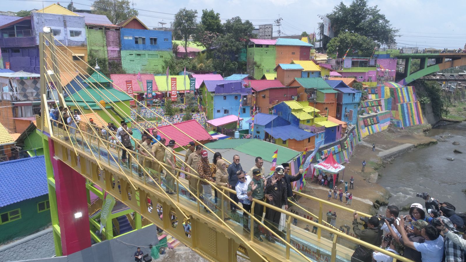 Peresmian jembatan kaca Ngalam Indonesi yang menghubungkan Kampung Warna-warni Jodipan dan Kampung