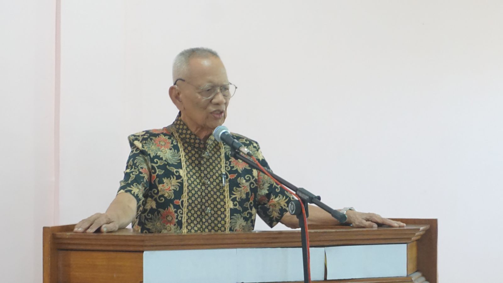 dr. Ruslan Jaelani gives a speech during the event of Rinjani Skill Development For doctor Ruslan