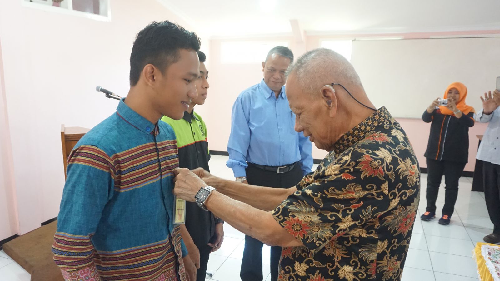  dr. Ruslan Jaelani (right) during an embedding of membership sign to one of the participants.