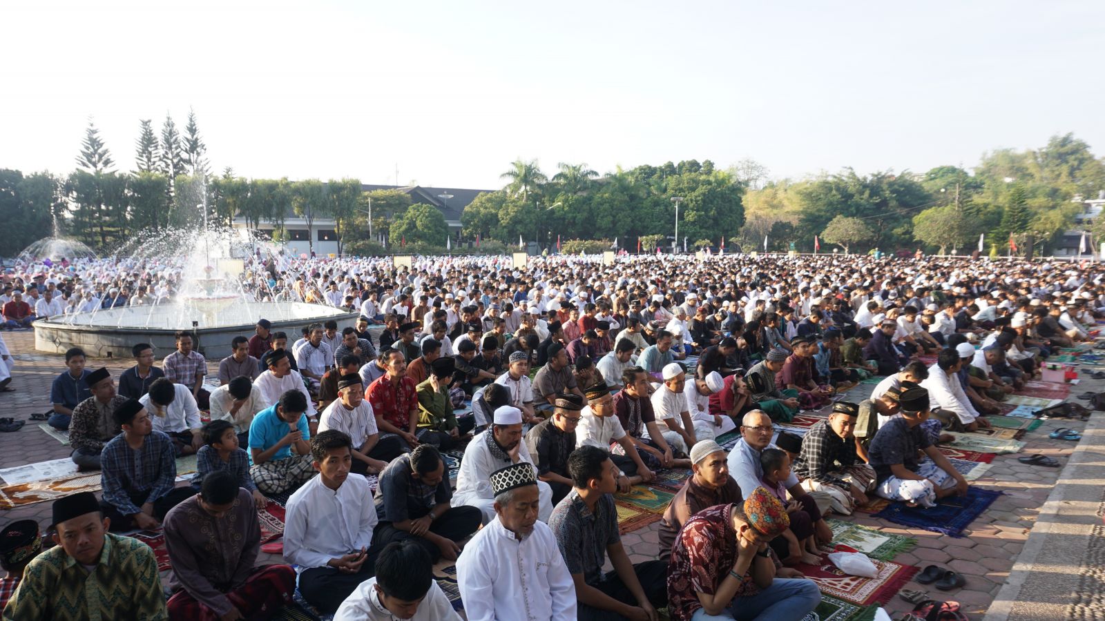 KHIDMAT: Heliped UMM dipenuhi ribuan jamaah yang akan melaksanakan Shalat Idul Adha, Jumat (1/9). (foto: 