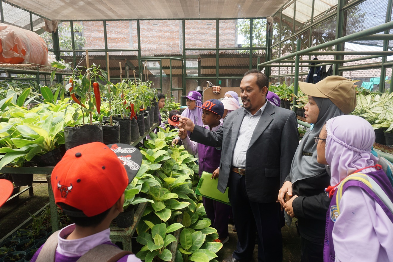 Salah satu kegiatan outing class di Laboratorium Terpadu UMM. ENERGI alternatif yang dimiliki