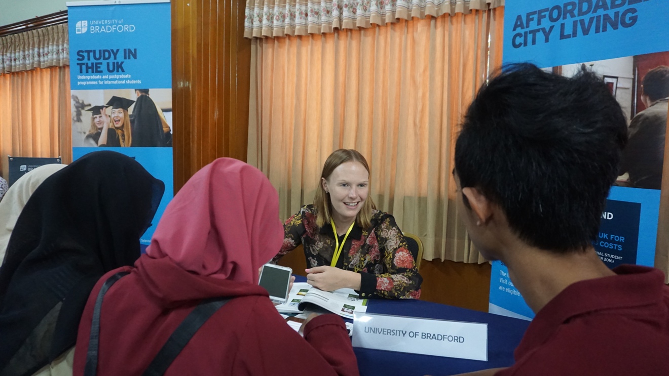 Sejumlah mahasiswa mendatangan stan University of Bradford. SEBANYAK tujuh perguruan tinggi di Britania