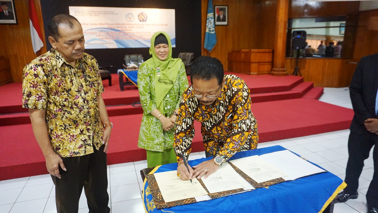 Penandatanganan kerjasama kemitraan bidang bahasa dan kesastraan oleh Ketua Balai Bahasa Jawa