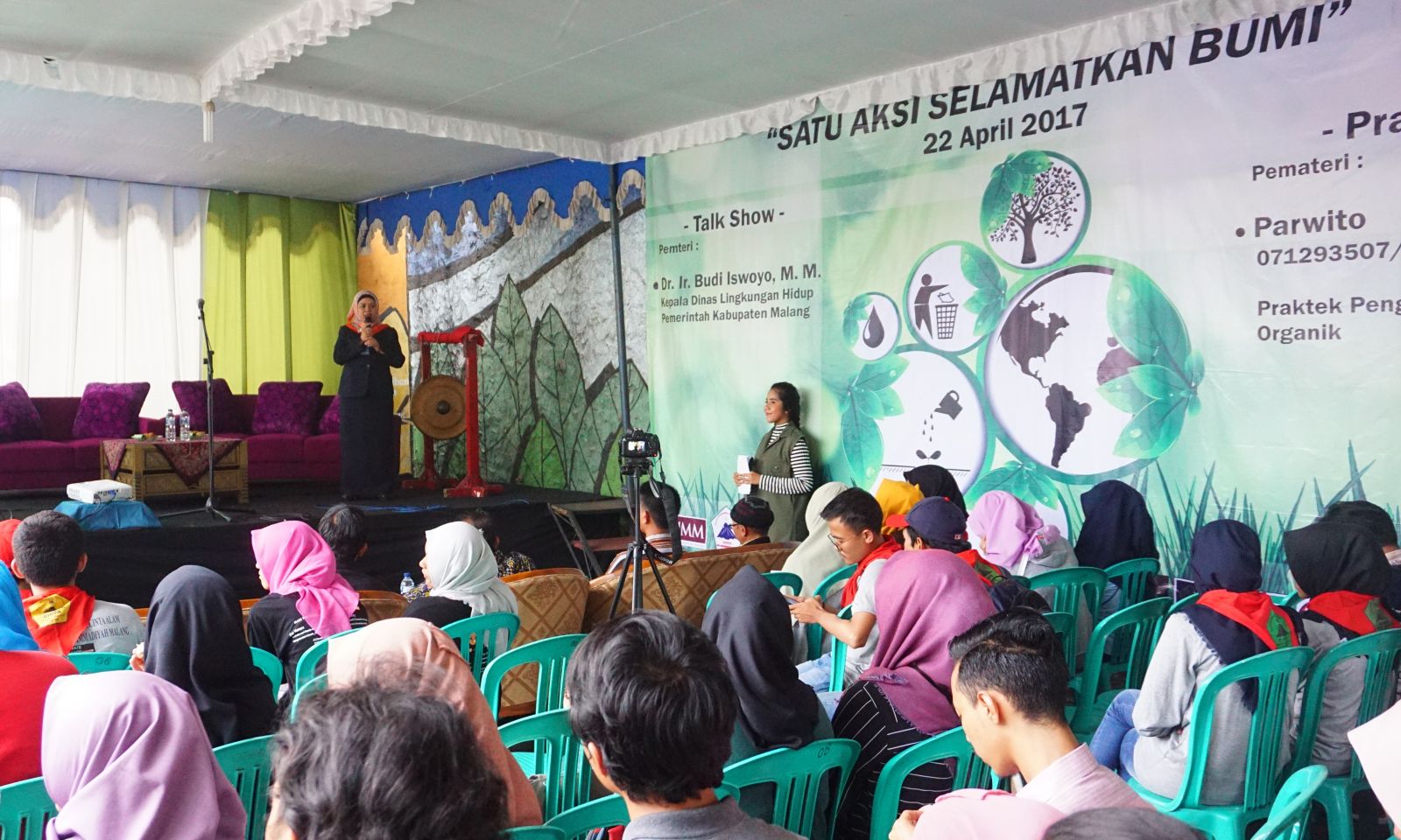 UMM DIMPA Supervisor Rina Wahyu Setyaningrum, M.Ed. (Front of the podium) on the 2017 Earth Day seminar