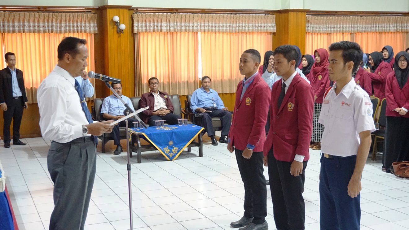 Rektor UMM, Drs. Fauzan membimbing fungsionaris lembaga intra kemahasiswaan saat pengambilan sumpah