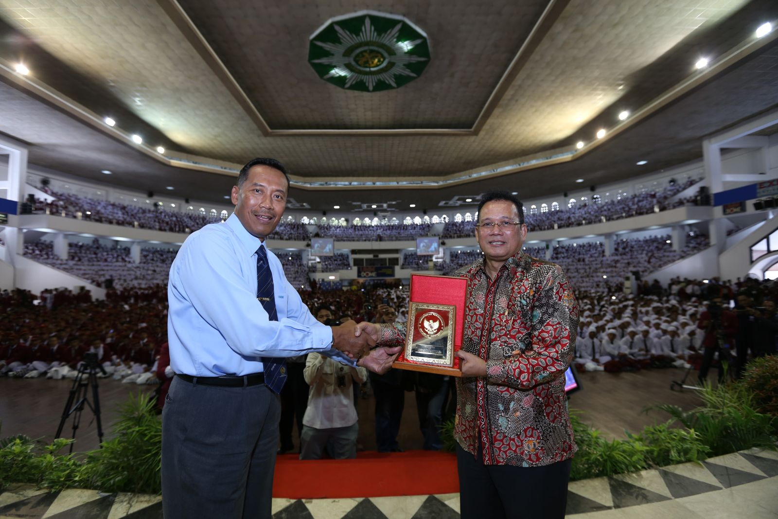 PEMBUKAAN PESMABA: Dirjen Potensi Pertahanan Kementerian Pertahanan RI Dr Sutrimo bersama Rektor UMM