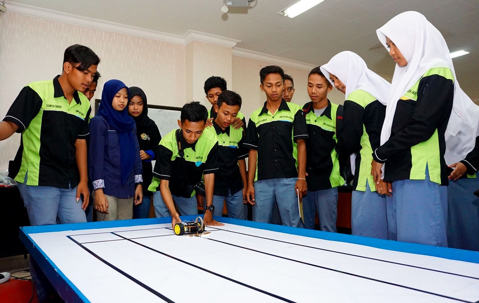 Sejumlah siswa SMK Raden Rahmat Mojosari mengikuti pelatihan di Lab Robotika UMM. foto : Disty/Humas