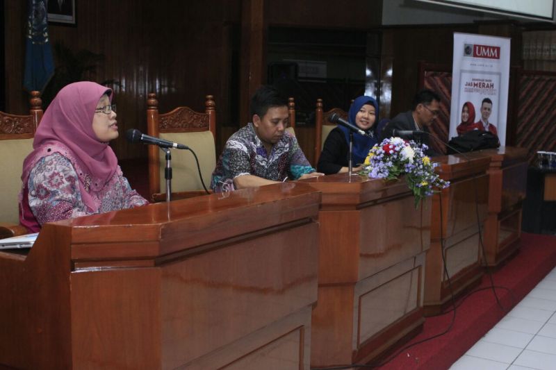 Ketua Lembaga Penelitian dan Pengembangan PP Aisyiyah Dr Alimatul Qibtiyah (kiri), Dosen Ilmu