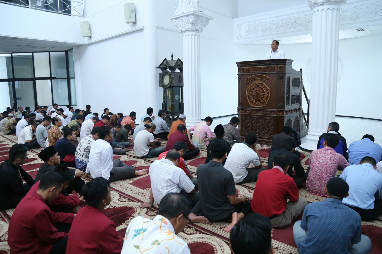 Rektor UMM, Fauzan, saat mengisi Kajian Al-Qur'an Tematik ba'da dluhur di Masjid AR Fachruddin