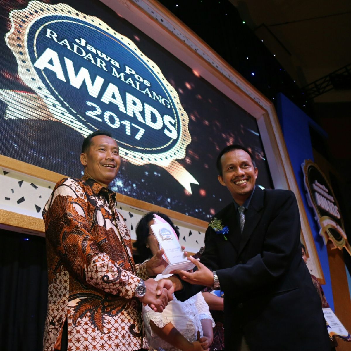 Rektor UMM Fauzan (kiri) menerima penghargaan pada Jawa Pos Radar Malang Awards 2017. foto : rino