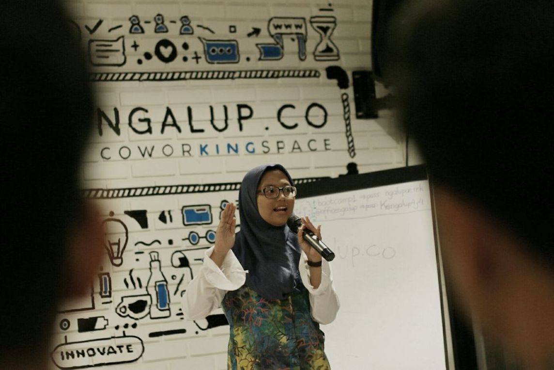 Sophia Mega Sabila saat berbagi ilmunya di salah satu co-working space di Malang. BERKARYA dan