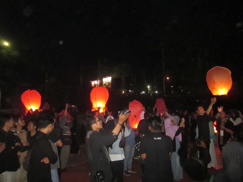 Pelepasan lampion bersama pada saat perayaan dies natalis ke-30 Fapsi UMM di lapangan basket UMM, Jumat