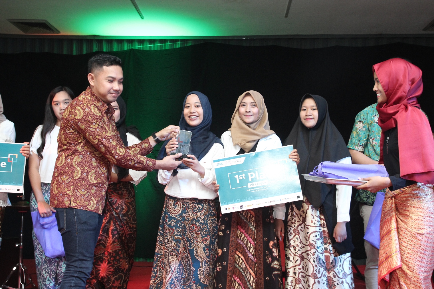 Penyerahan piala dan piagam penghargaan pada tim Eskalator UMM. TIGA mahasiswa program studi Ilmu