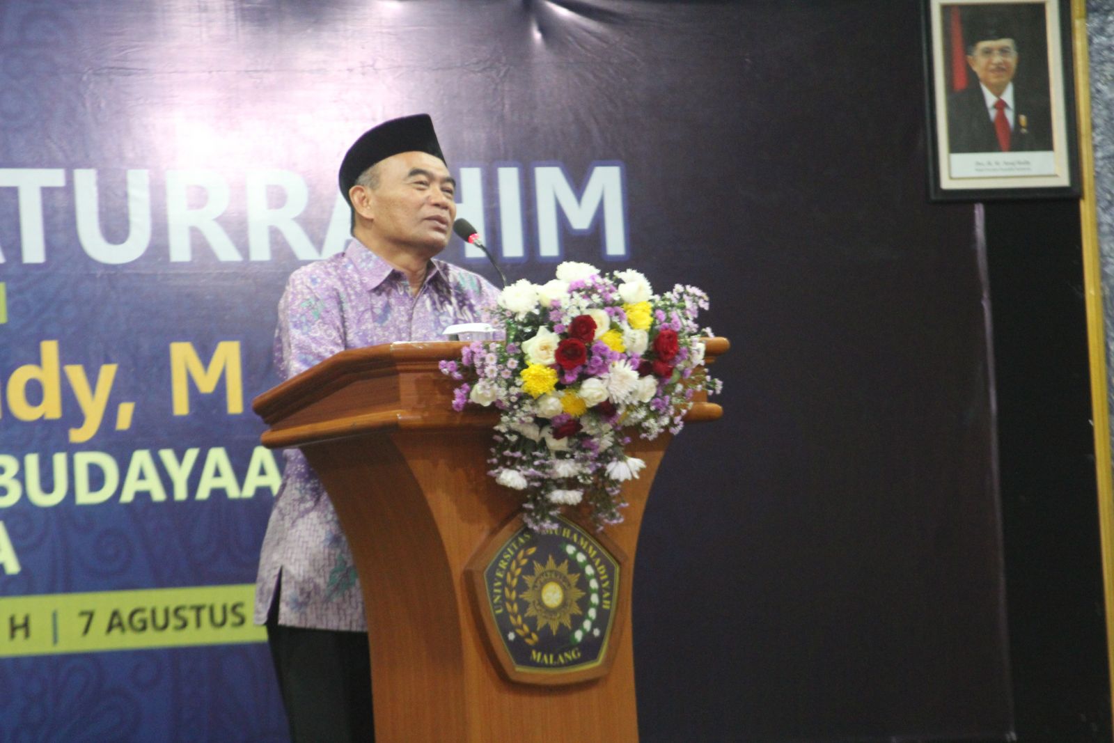 Prof. Dr. Muhadjir Effendy saat mengisi pengajian di Basement Dome UMM, Minggu (7/8). (Chandra/Humas)