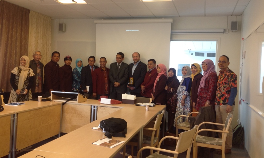 Rombongan dari UMM berfoto bersama pimpinan Uppsala University, Swedia. عقدت الجامعة