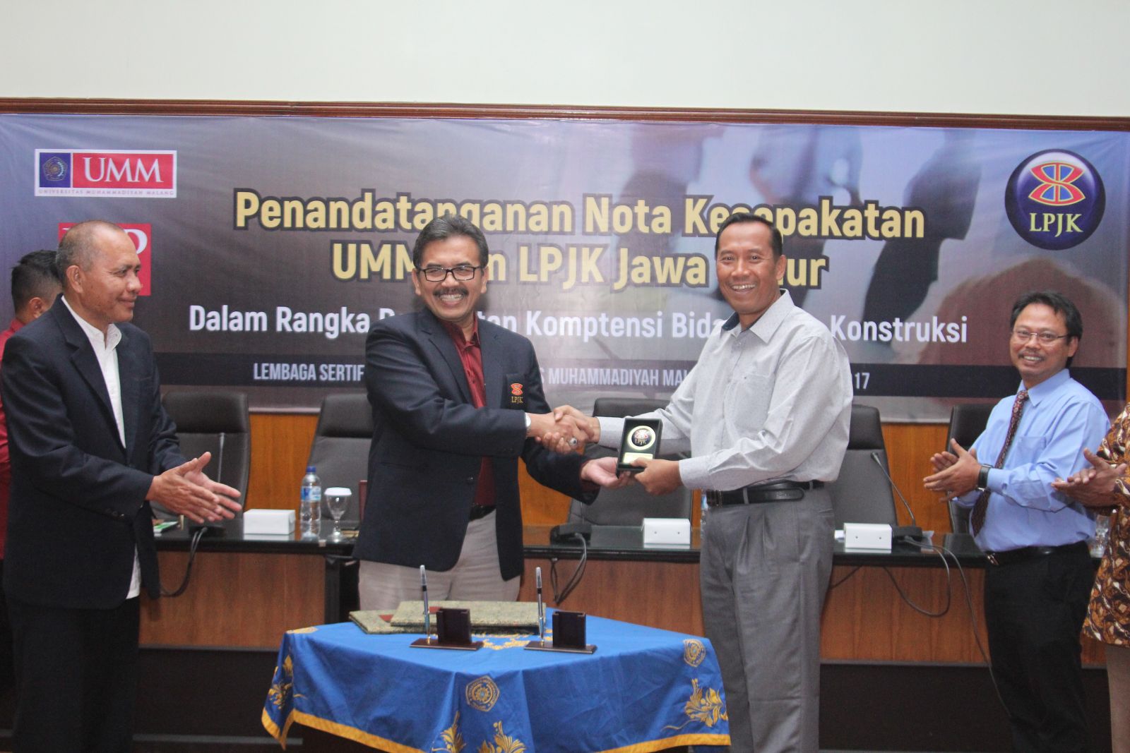  Souvenir are handed after MOU between UMM and LPJK. Cooperation between the Construction Services