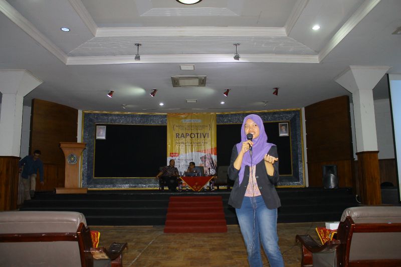 Septi Prameswari when lecturing the Remotivi General Lecture, Tuesday (22/9) in Theatre Room of 