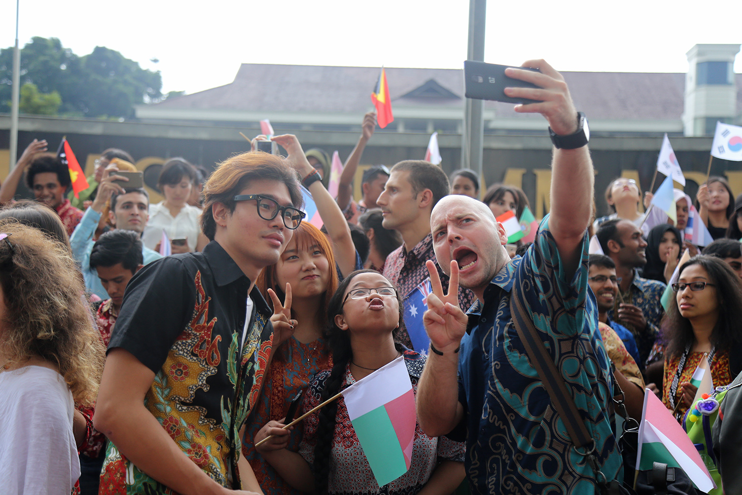 BAHAGIA: Mahasiswa asing berswafoto bersama di helliped Universitas Muhammadiyah Malang saat