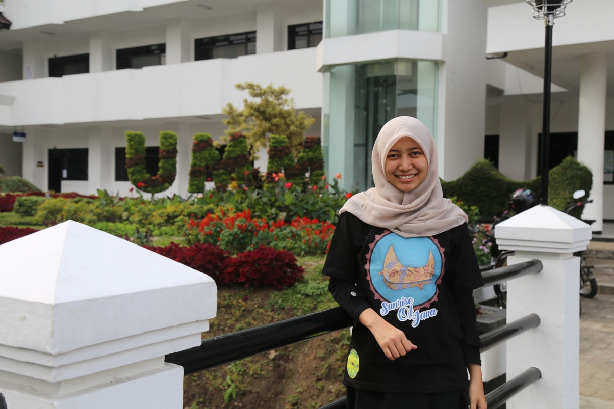 T-shirts with local nuances are made by UMM students. THE SLOGAN of “Priority Indonesian Languge,