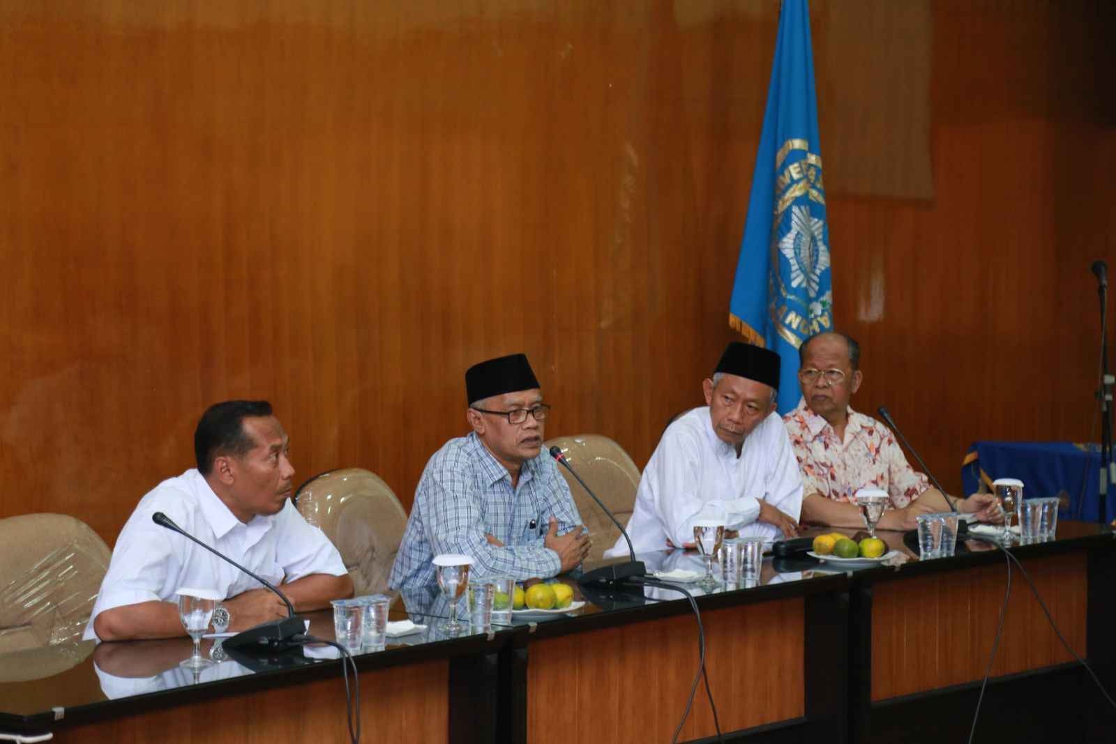 Ketua Umum PP Muhammadiyah Haedar Nashir (dua dari kiri) saat mengisi kajian di UMM. رئيس