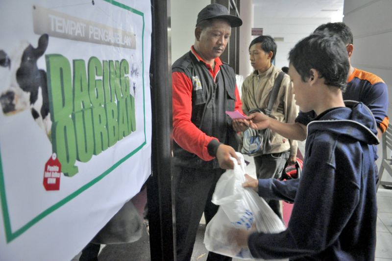 Suasana pembagian daging kurban saat Idul Adha 1435 H.  ووفقا ايحاء القيادة