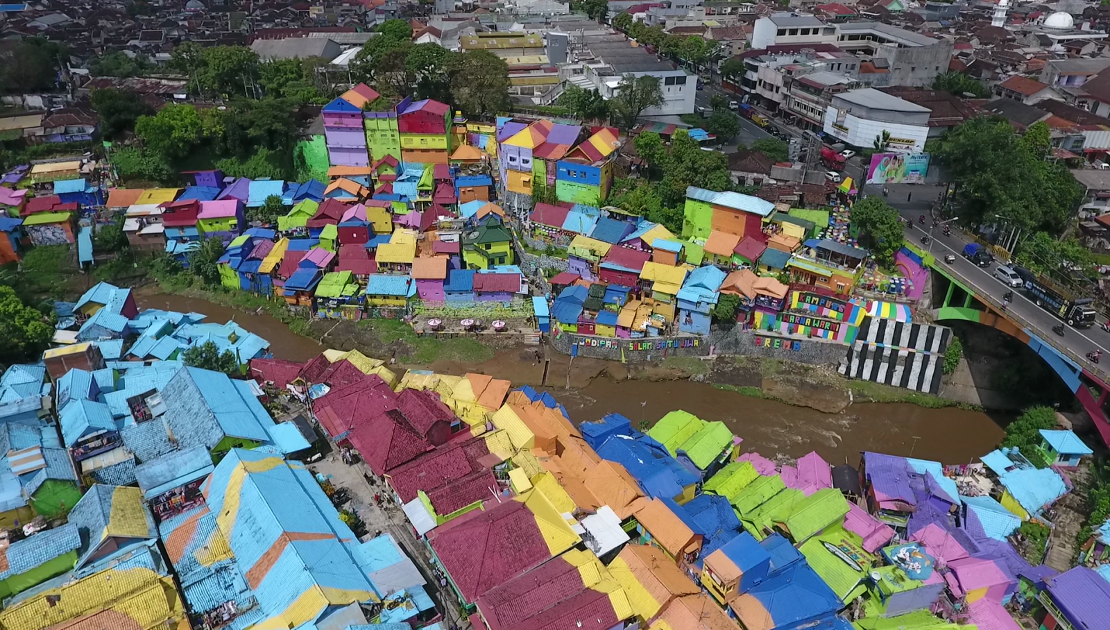 Dua kampung warna-warni ini akan dibangun jembatan kaca sebagai penghubung. MAHASISWA Universitas