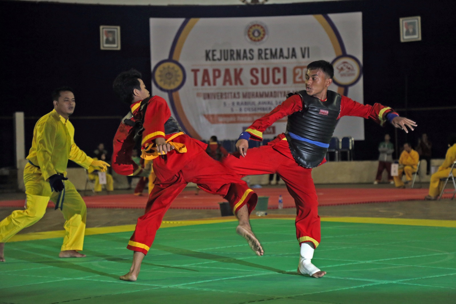 Keseruan salah satu pertandingan dalam gelaran Kejuaraan Nasional Remaja ke VI Tapak Suci Putra