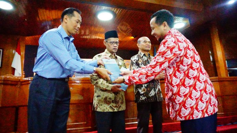 Kepala PSIF UMM Dr Pradana Boy MA(AS) menyerahkan secara simbolis jurnal Muhammadiyah Studies pada