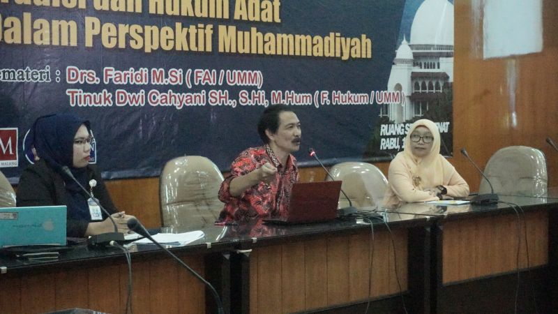 Dekan Fakultas Agama Islam UMM Drs Achmad Faridi MSi (tengah) dan Dosen Fakultas Hukum UMM Tinuk