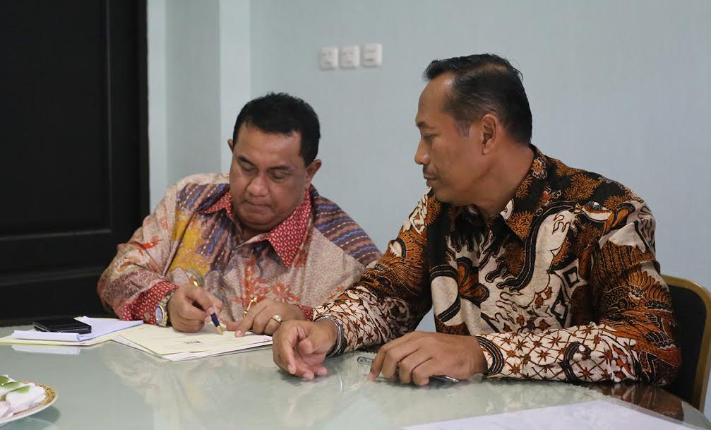 Chairman PT. Polowijo Gosari Grup A. Djauhar Arifin (kiri) didampingi Rektor UMM