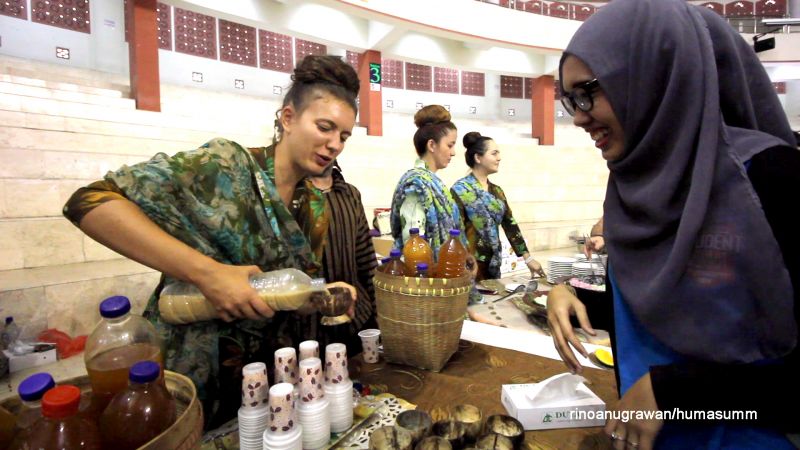 Olenka Fedak sedang menyajikan jamu untuk para tamu. التقديرألينكافيداك، طلابUMM